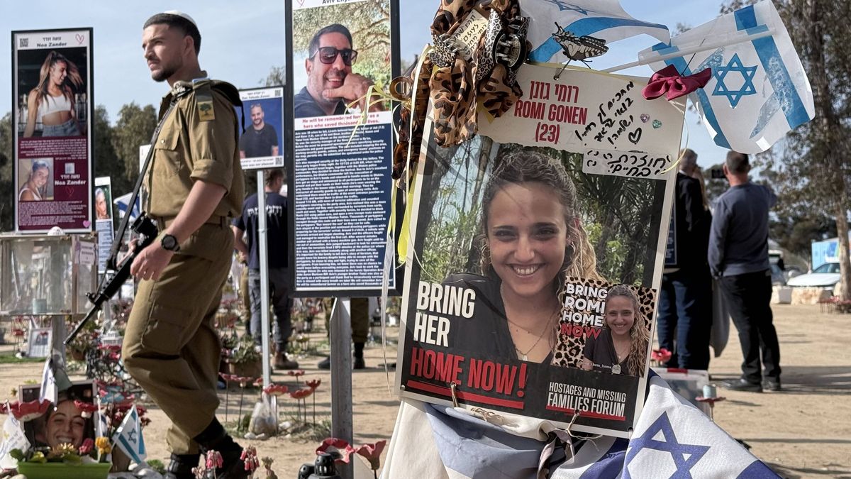 Bild der ehemaligen Hamas-Geisel Romi Gonen auf dem Gelände des Nova-Musikfestivals