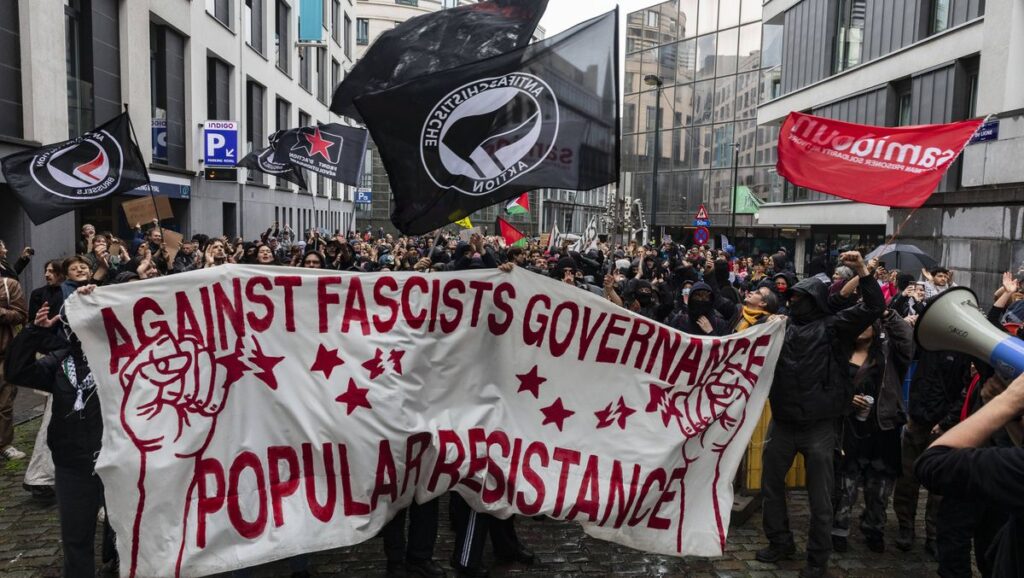 Die PFLP-Vorfeldorganisation Samidoun auf einer antisemitischen Demonstration in Frankreich