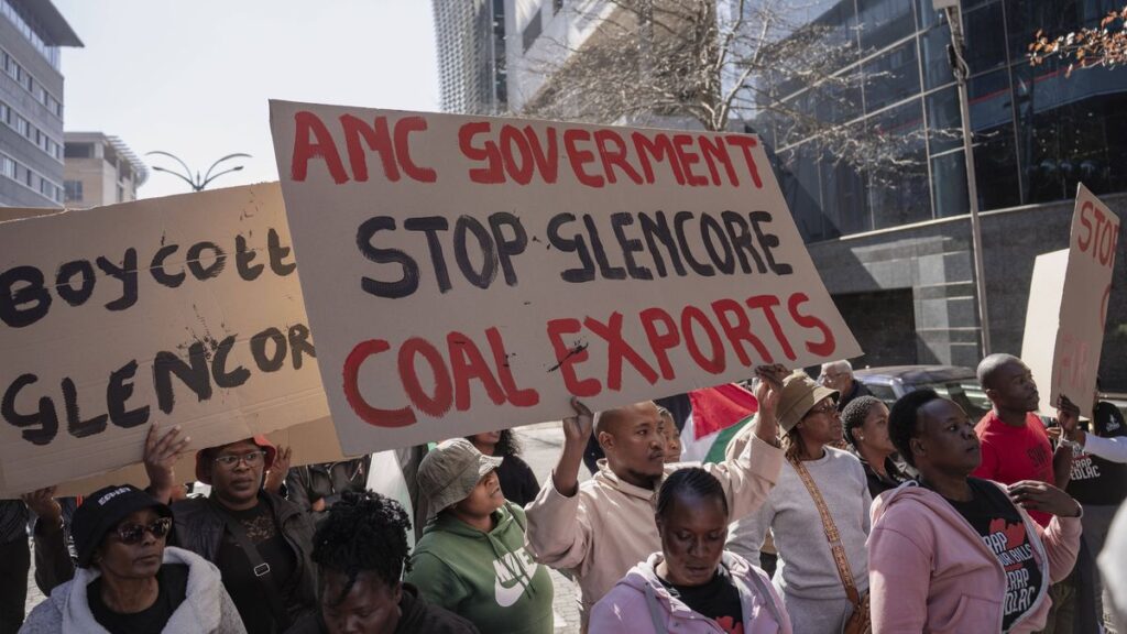 Südafrikanische Aktivisten protestieren in Johannesburg gegen die Kohleexporte ihres Landes nach Israel