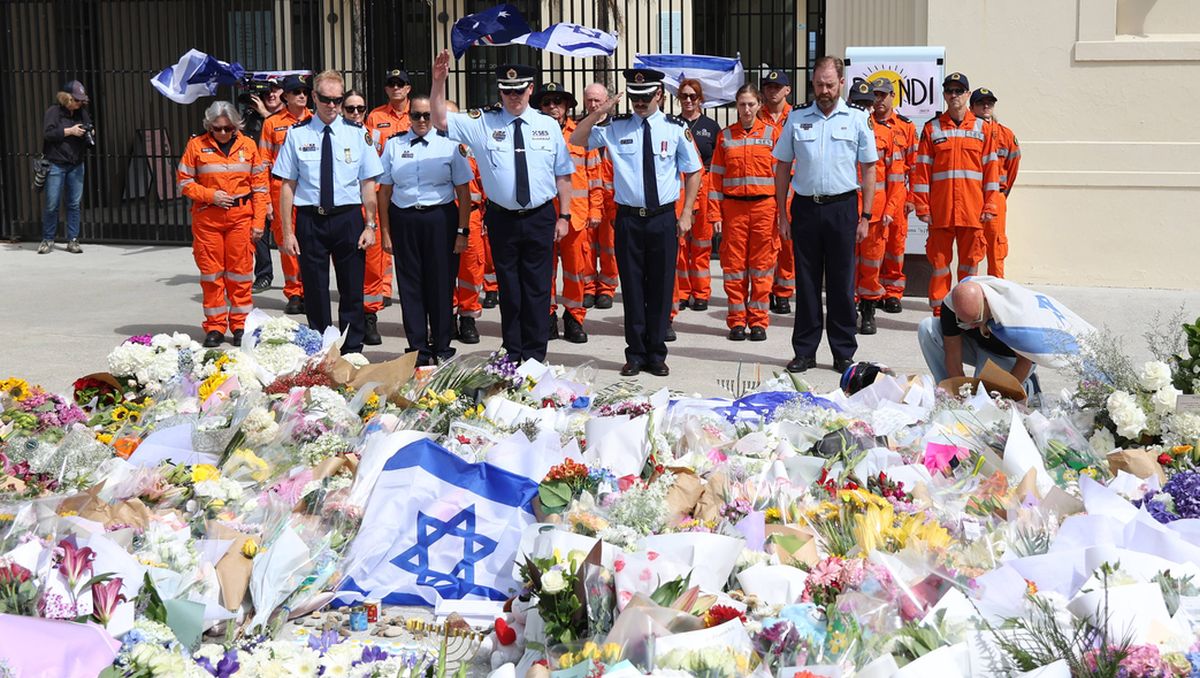 Polizeikräfte in Sydney gedenken der Opfer des antisemitischen Terrorangriffs am Bondi Beach