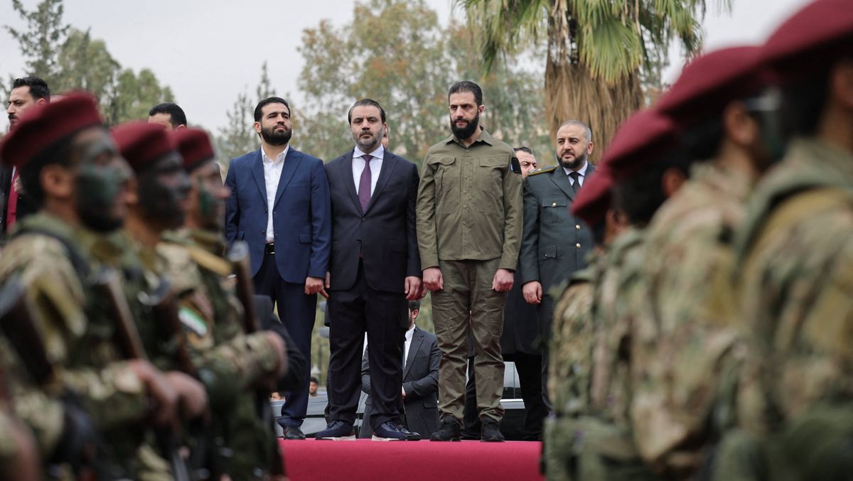 Jahrestag des Assad-Sturzes: Übergangspräsident al-Sahara nimmt Parade der syrischen Armee ab