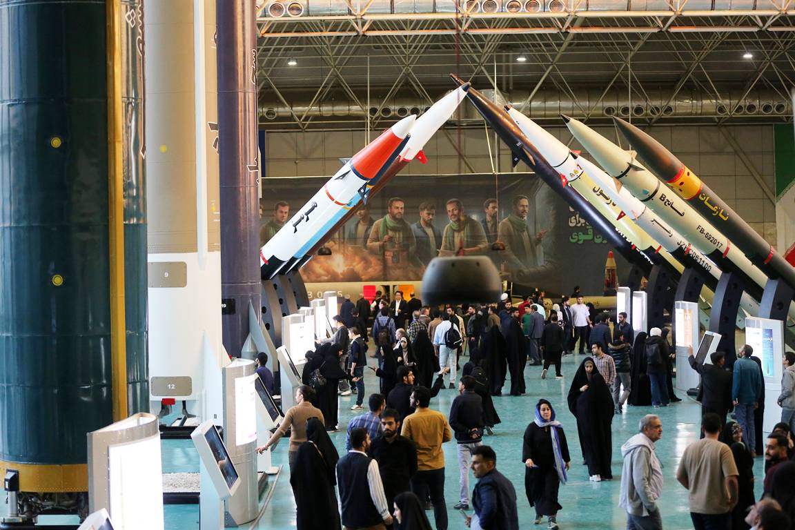Das iranische Regime ist voller Stolz auf sein Raketenprogramm. Hier werden die Geschosse von den Revolutionsgarden zur Schau gestellt. (© imago images/Anadolu Agency)