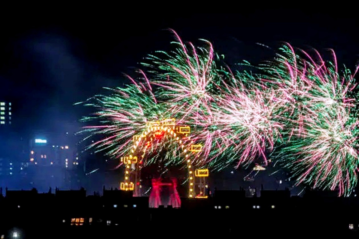 Feuerwerk zum Jahreswechsel in Wien. (© imago images/Volker Preußer)