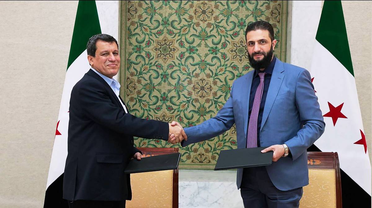 Im März 2025 unterzeichneten SDF-Kommandant Mazloum Abdi (li.) und Interimspräsident Ahmed al-Sharaa ein Abkommen über die Integration der SDF in die syrische Armee. (© imago images/UPI Photo)