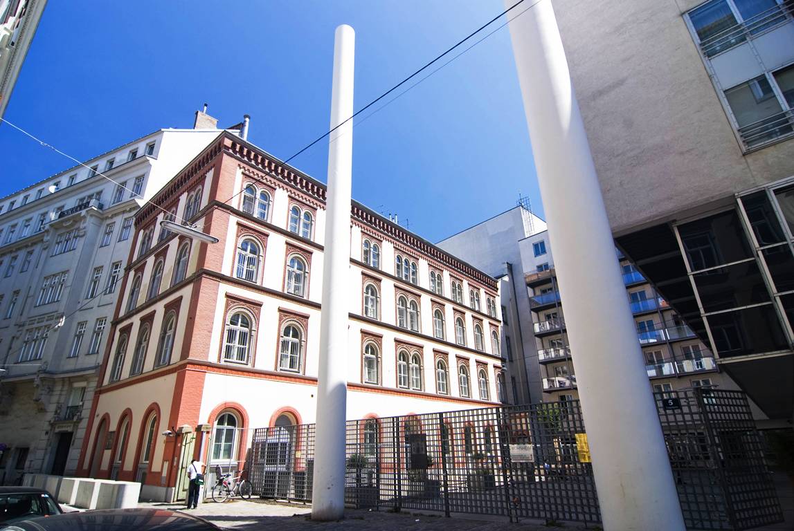 Am Grundstück des ehemaligen Leopoldstädter Tempels befinden sich heute noch eine Synagoge und das Beratungs- und Behandlungszentrum für Überlebende der NS-Verfolgung und deren Nachkommen ESRA. (© imago images/Volker Preußer)