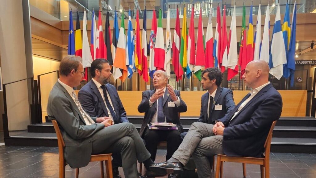 Der Exil-Gazaner Mohammed Altlooli (2. v. li.) im Europäischen Parlament