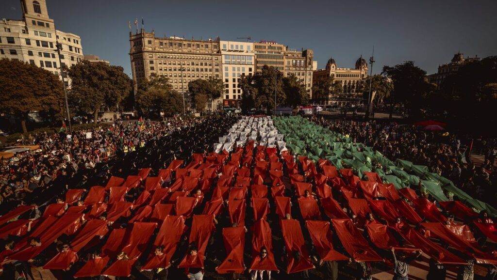 Antiisraelische Demonstranten in Barcelona bilden Flagge der Palästinensischen Autonomiebehörde