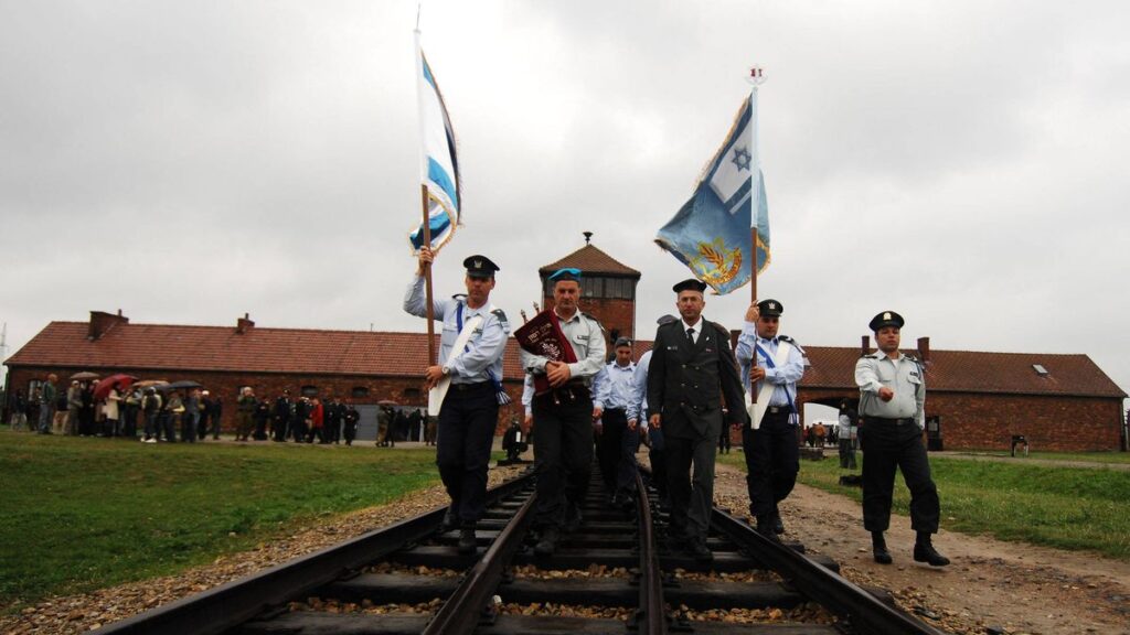 Abordnung der Israelischen Verteidigungsstreitkräfte (IDF) vor Auschwitz Birkenau