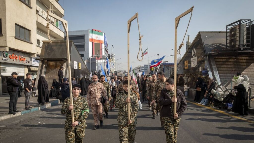 Parade der paramilitärischen Basdisch-Einheiten im Iran