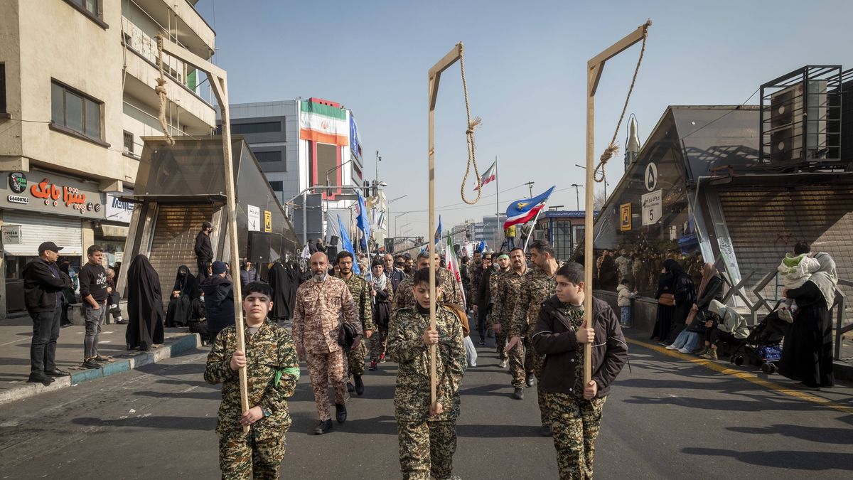 Parade der paramilitärischen Basdisch-Einheiten im Iran