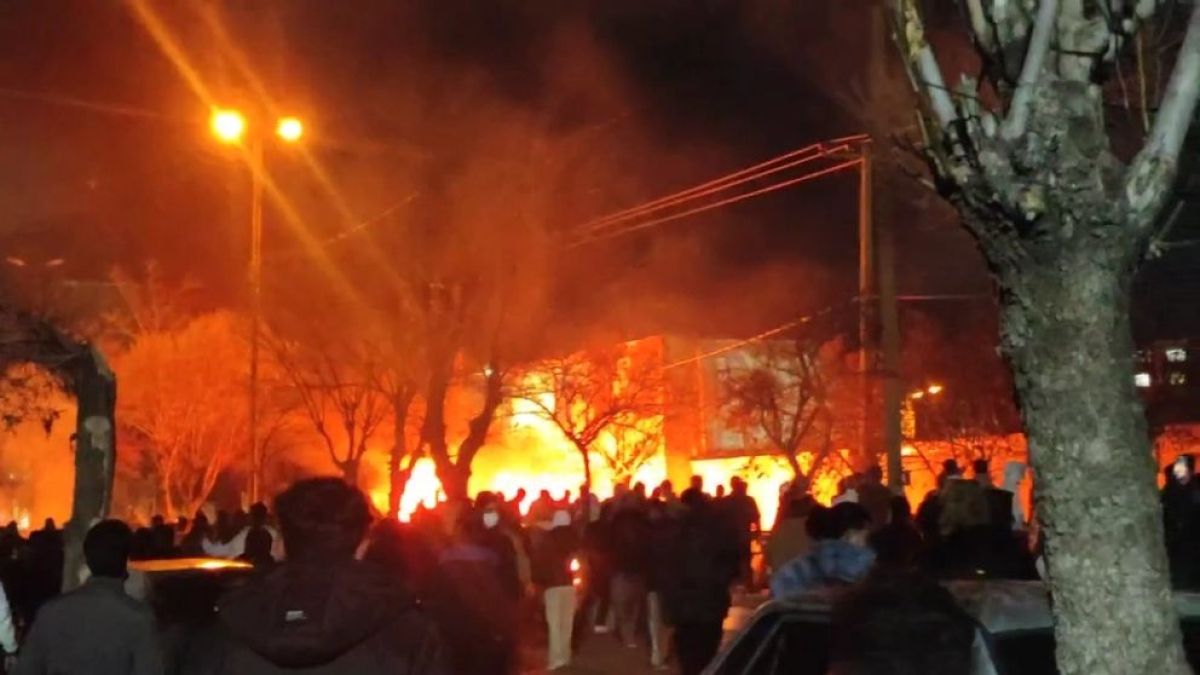 Iran-Proteste: Brennendes Regierungsgebäude in Teheran