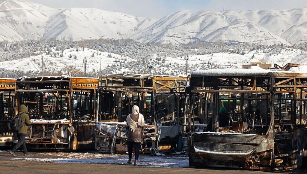 Wracks ausgebrannter Busse, die im Zuge der iranische Proteste in Brand gesteckt wurden