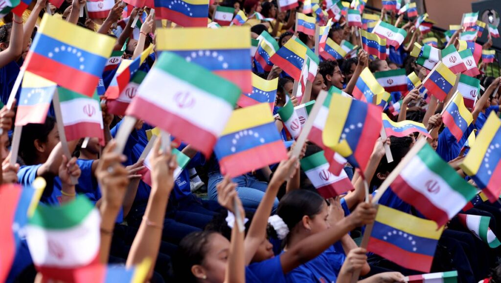 Achse Teheran-Caracas: Kinder in Venezuela mit Flaggen der Islamischen Republik Iran