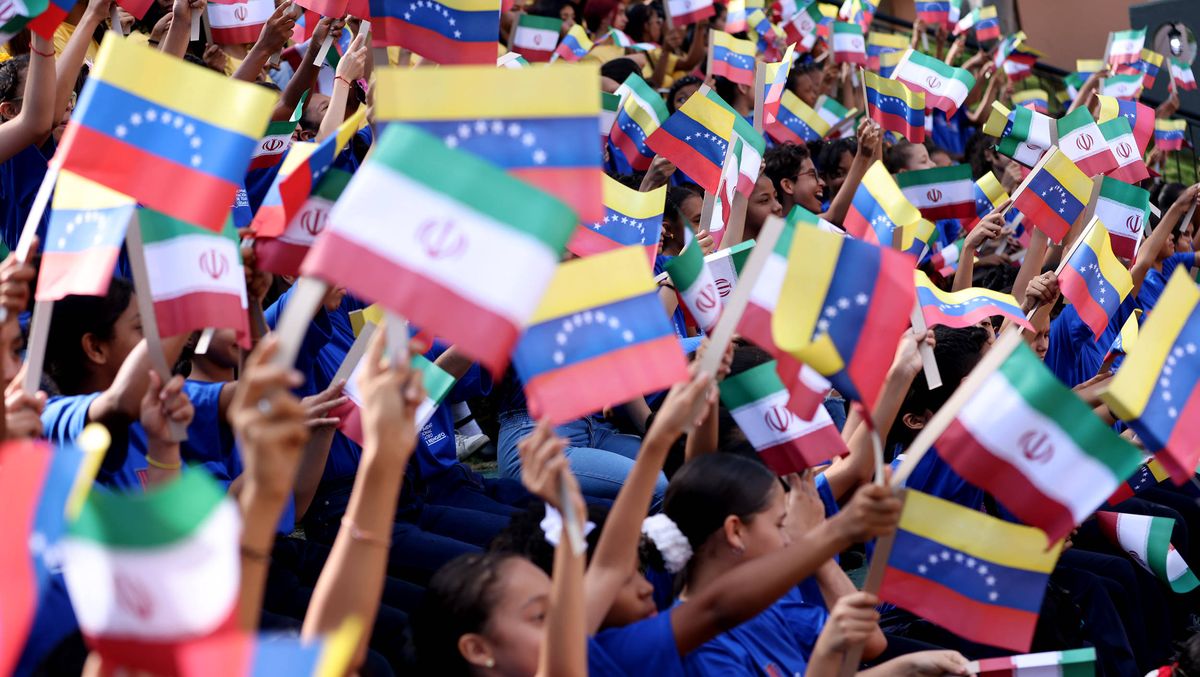 Achse Teheran-Caracas: Kinder in Venezuela mit Flaggen der Islamischen Republik Iran