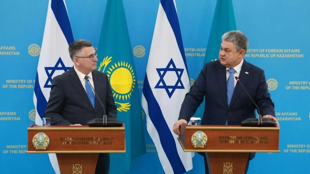 Kasachstans Außenminister Yermek Kosherbayev mit seinem israelischen Amtskollegen Gideon Sa’ar in Astana