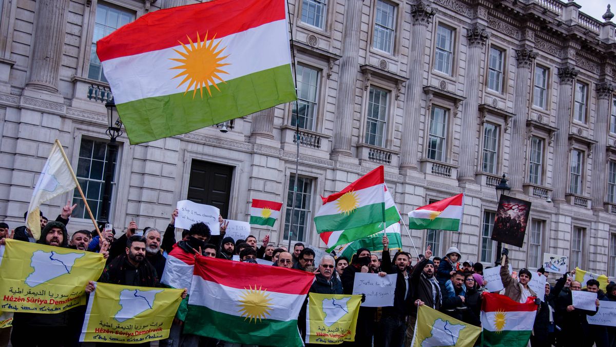 Syrische Kurden in London bekunden ihre Solidarität mit den regimefeindlichen Protesten im Iran