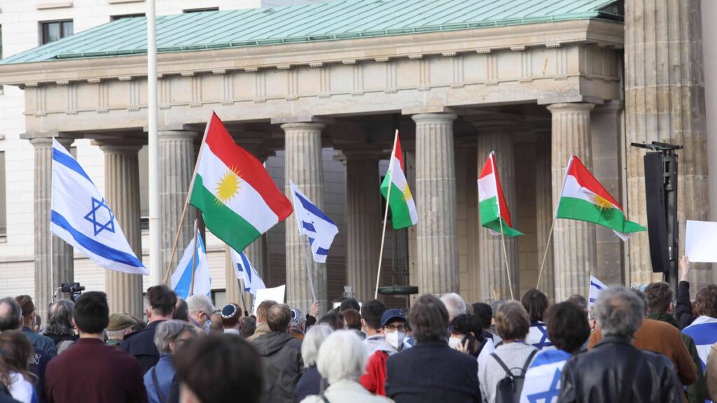 Zionismus als nationale Selbstbestimmung: Kurdische und israelische Fahnen bei Demonstration in Berlin