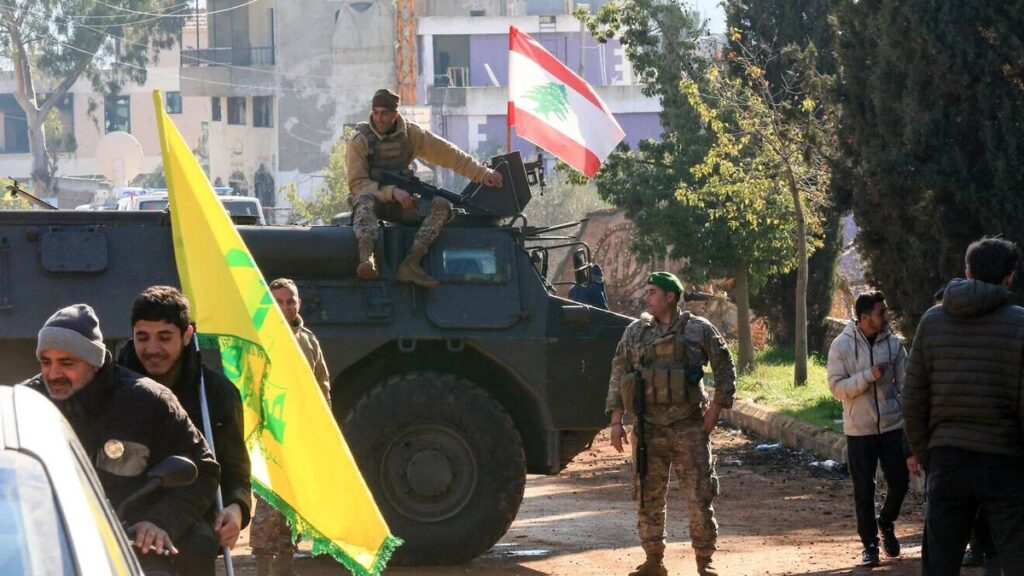 Hisbollah-Anhängern vor Truppen der Streitkräfte des Libanon in der Grenzstadt Aitaroun