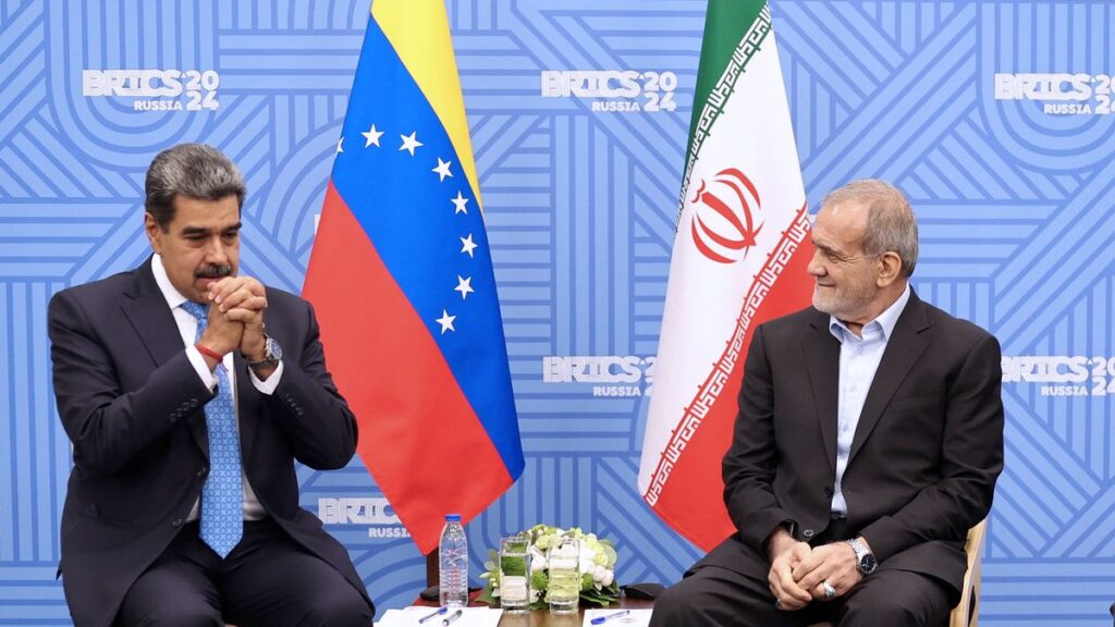 Nicolás Maduro mit dem iranischen Präsidenten Masoud Peseschkian