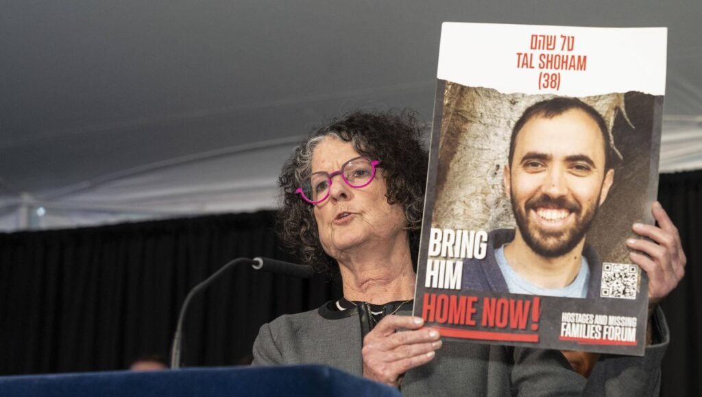 Die ehemalige Hamas-Geisel Shoshan Haran mit einem Poster ihres Schwiegersohns Tal Shoham