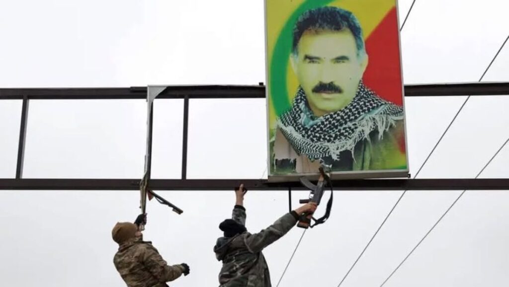 Nordostsyrien: Milizionäre aus al-Sharaas Armee entfernen ein Bild Abdullah Öcalans in Tabqa