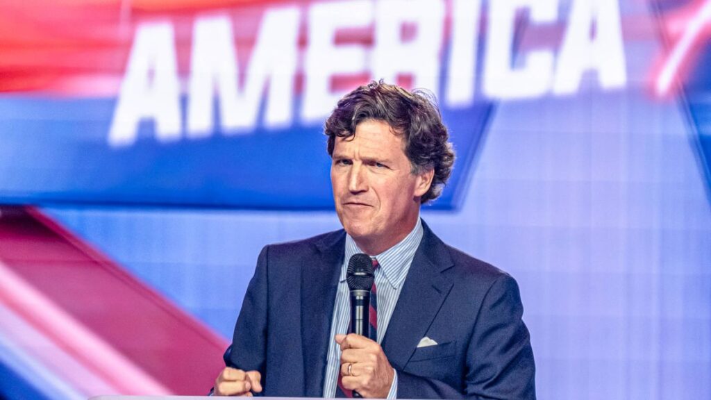 Streit um Antisemitismus und Antizionismus: Tucker Carlson bei »Turning Point USA« Dezember 2025