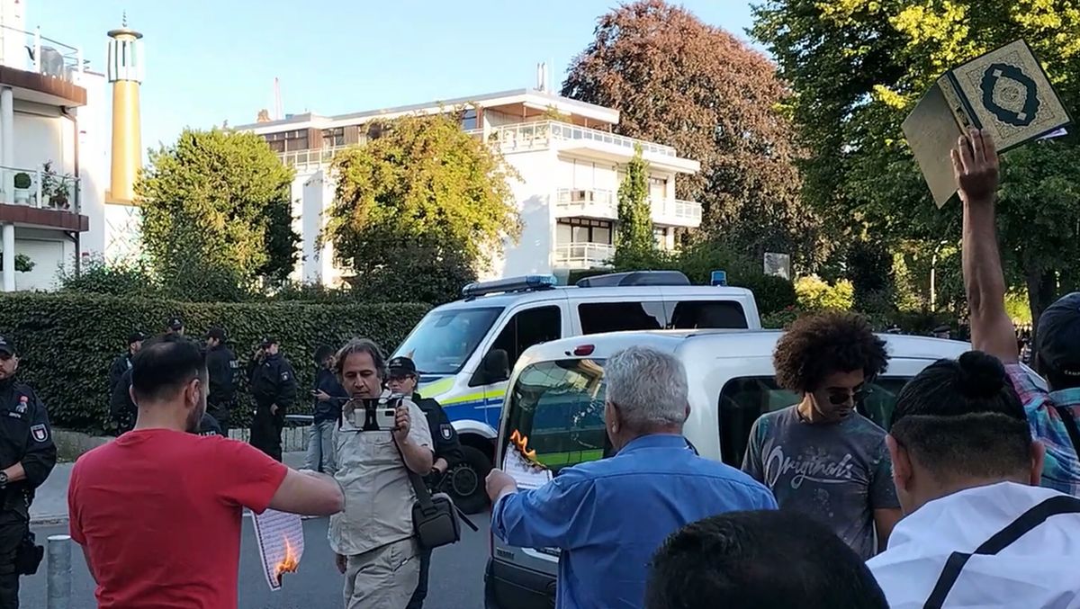 Verbrennung von Koranseiten bei einer Demonstration vor dem Islamischen Zentrum Hamburg