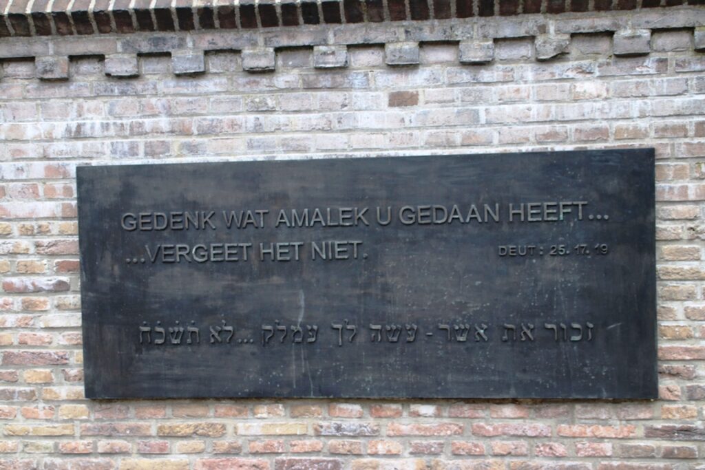 »Denke daran, was Amalek dir angetan hat. Vergiss es nicht«, Mahnmal in Den Haag – ein Aufruf zum Völkermord? (© imago images/Depositphotos)