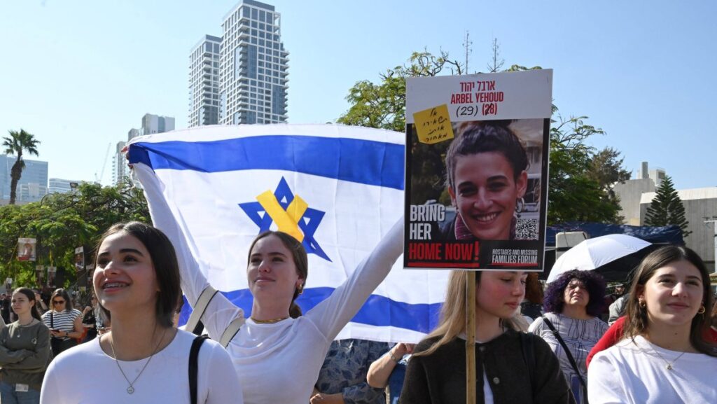 Junge Frauen auf dem Paltz der Geiseln in Tel Aviv warten auf Arbel Yehouds Freilassung