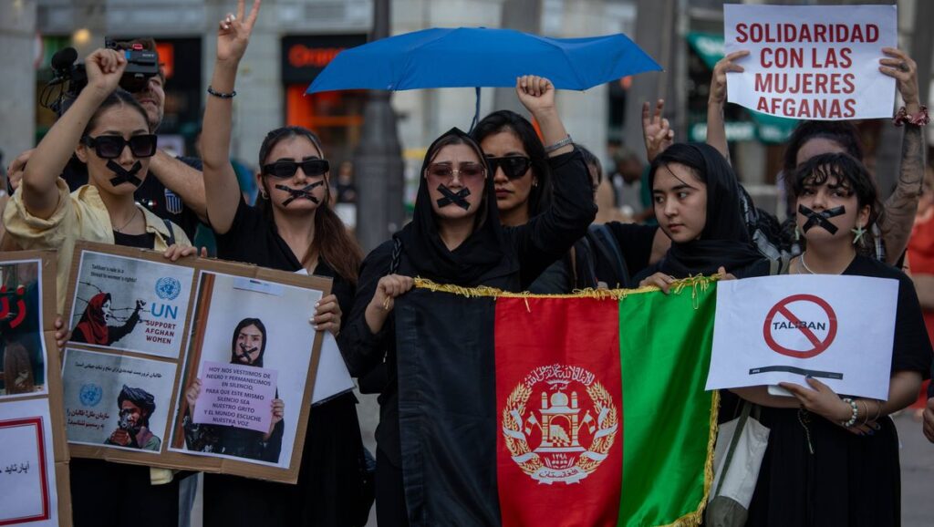 Afghanische Frauen in Spanien demonstrieren gegen die Taliban
