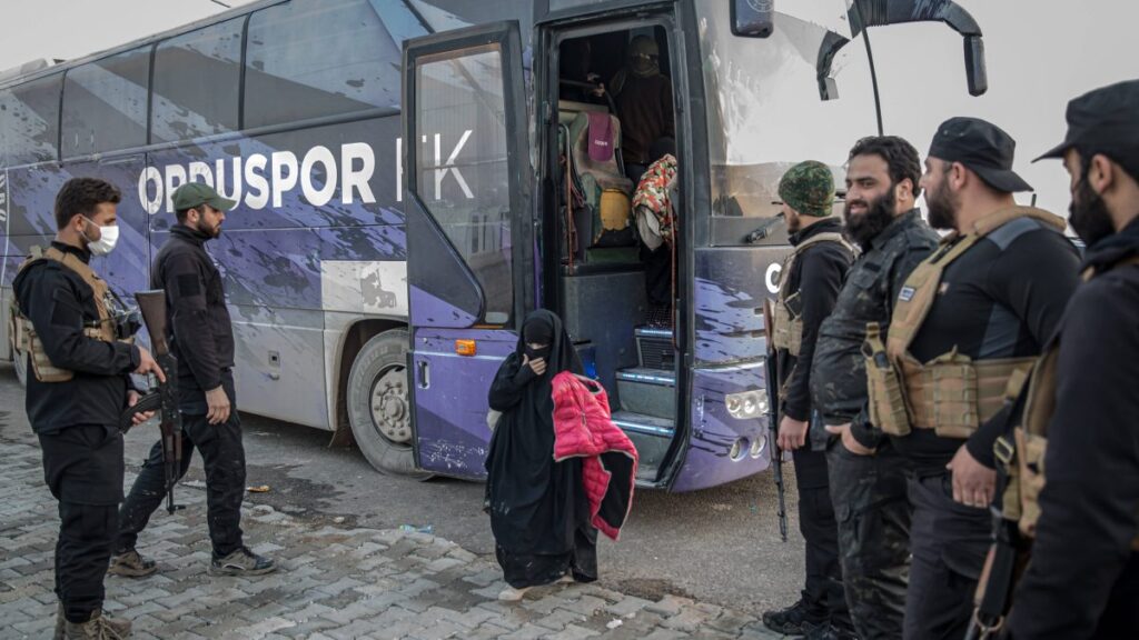 Syrische Regierungstruppen verlegen Insassen von al-Hol in Lager nahe Aleppo