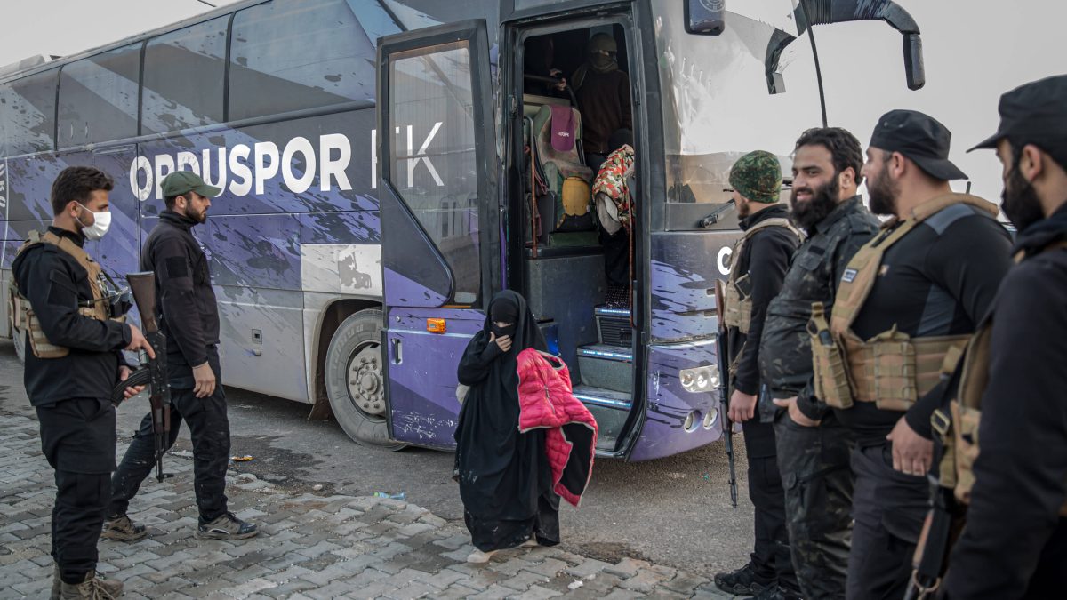Syrische Regierungstruppen verlegen Insassen von al-Hol in Lager nahe Aleppo