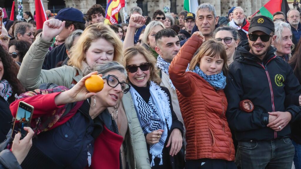 Francesca Albanese (mit Orange) und Greta Thunberg auf einer Anti-Irael-Demonstration in Rom