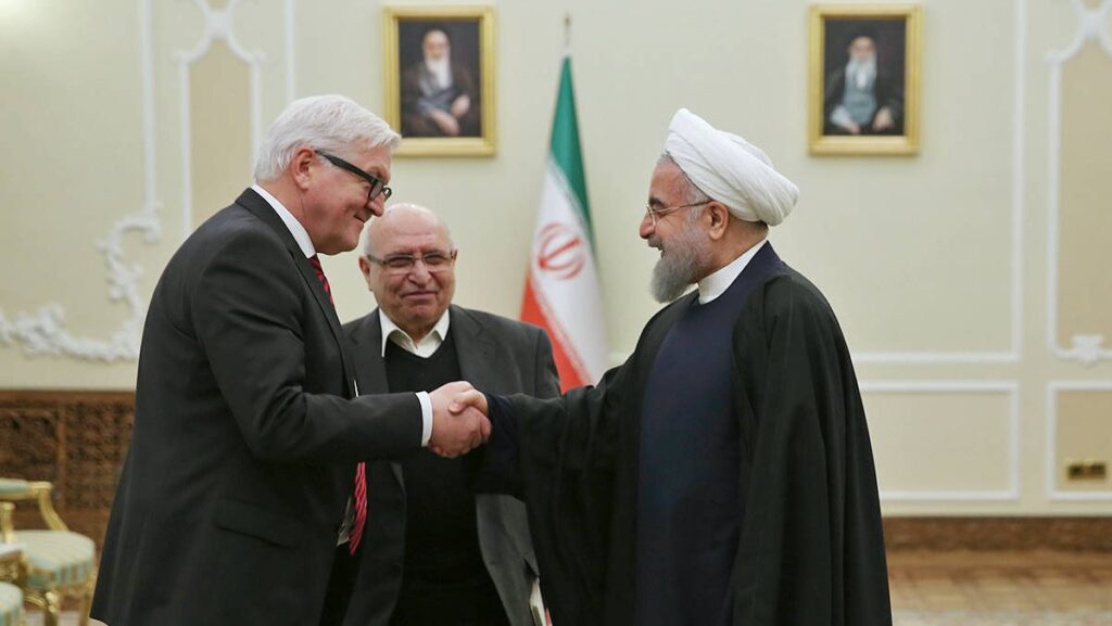 Steinmeier bei der freudigen Begrüßung von Irans Expräsidenten Hassan Rohani