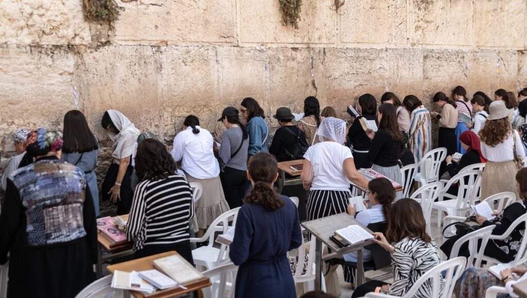 Gemäß der orthodoxen Interpretation dürfen Frauen an der Jerusalemer Klagemauer nur leise beten