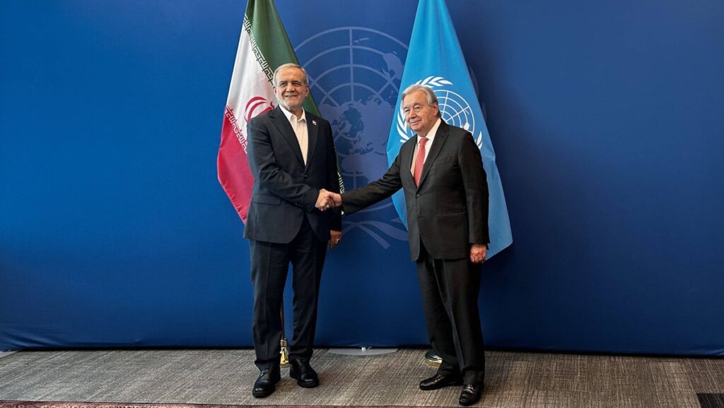 Bei der UNO-Generalversammlung im September 2025 begrüßt Guterres den iranischen Präsidenten Peseschkian
