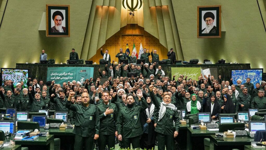Protest gegen Terroreinstufung: Iranische Parlamentarier tragen Uniformen der Revolutionsgarde