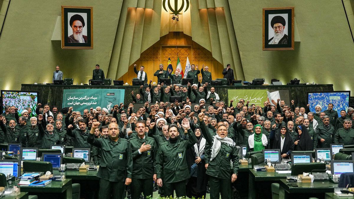 Protest gegen Terroreinstufung: Iranische Parlamentarier tragen Uniformen der Revolutionsgarde