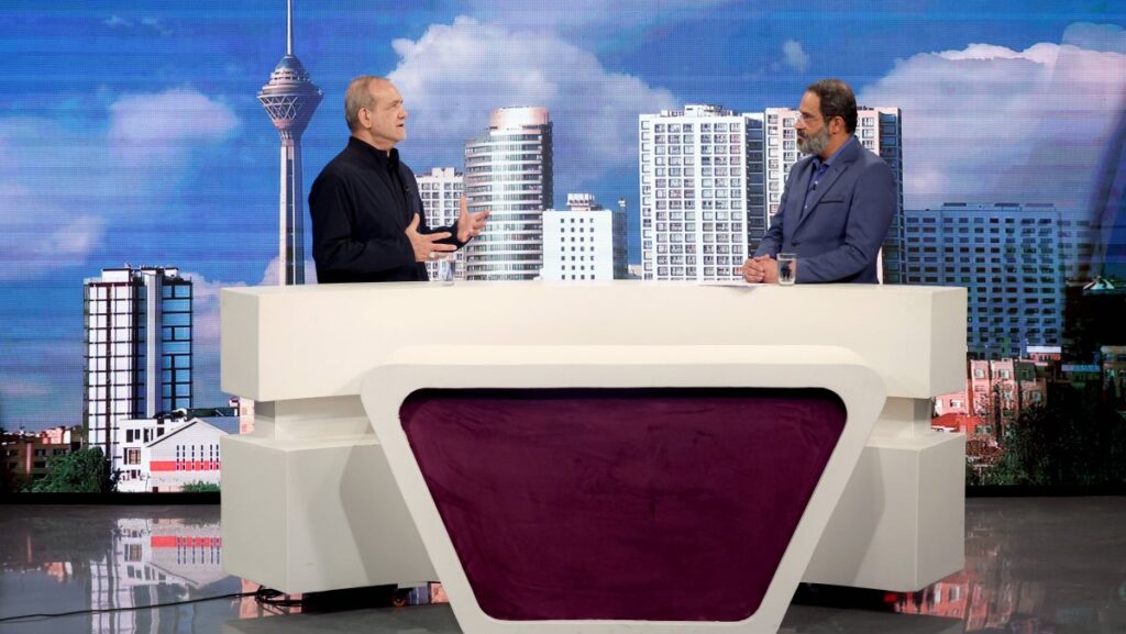 Irans Präsident Peseschlian im Studio des staatlichen Senders IRIB