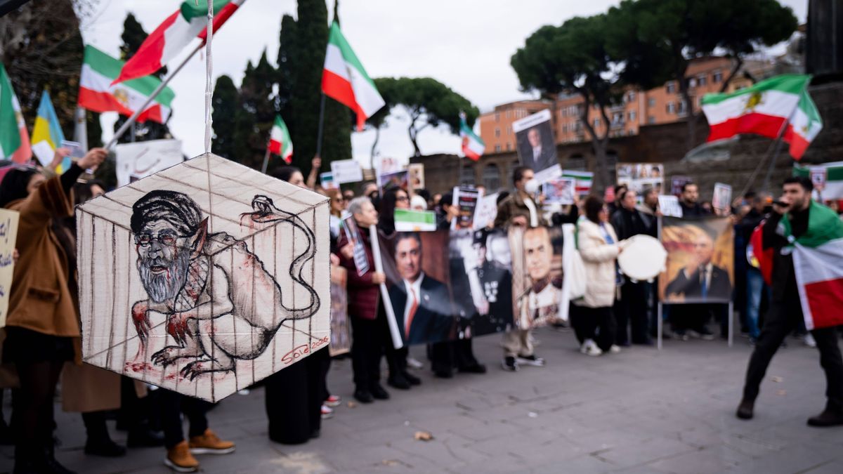 Würden gerne Khamenei im Käfig sehen: Iranische Demonstranten in Rom