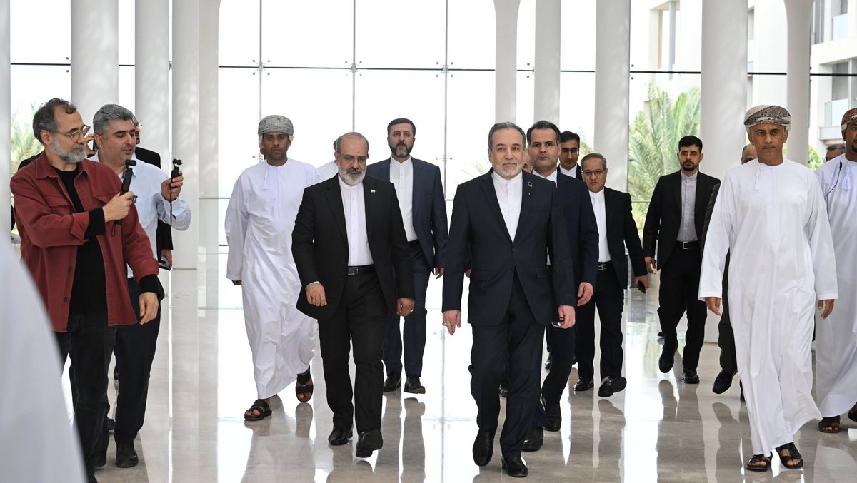 Die iranische Delegation mit Außenminister Araghchi trifft in Katar ein