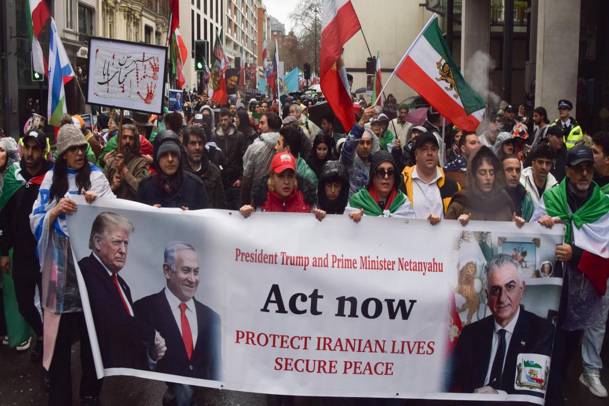 Iranische Demonstranten in London fordern Israel und die USA zum Handeln auf