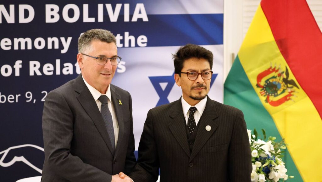 Israels Außenminister Gideon Sa’ar mit seinem bolivianischen Amtskollegen Fernando Aramayo