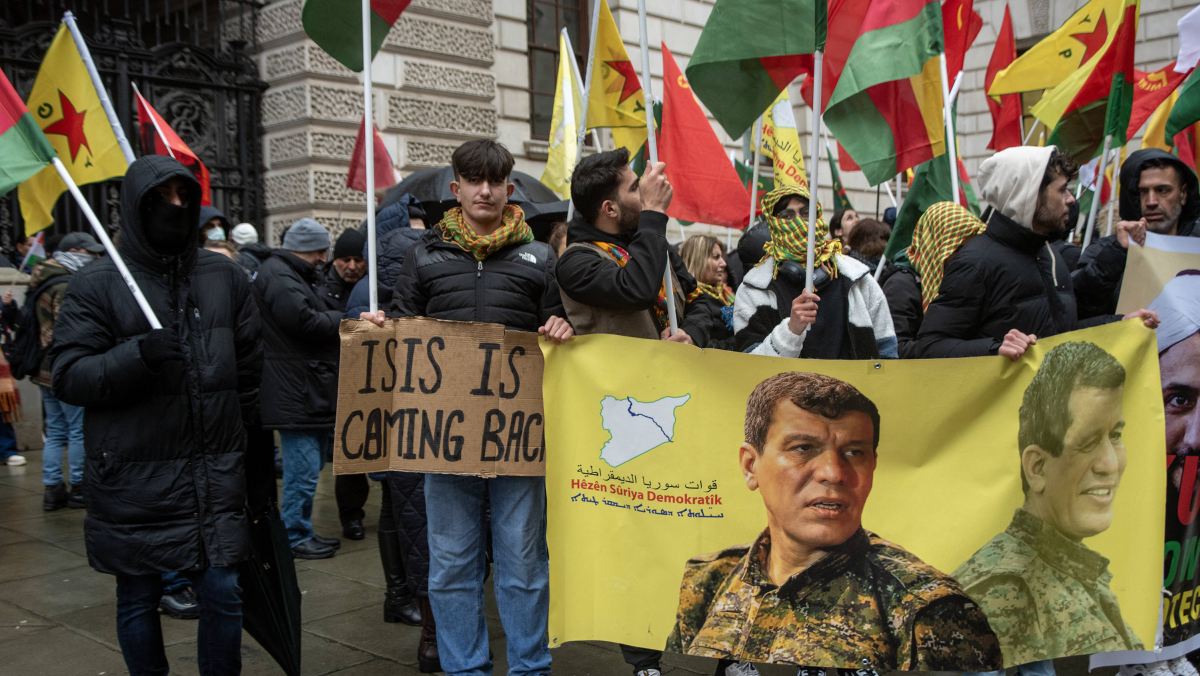 Demonstranten in London mit Plakaten des SDF-Führers in Syrien, Mazloum Abdi