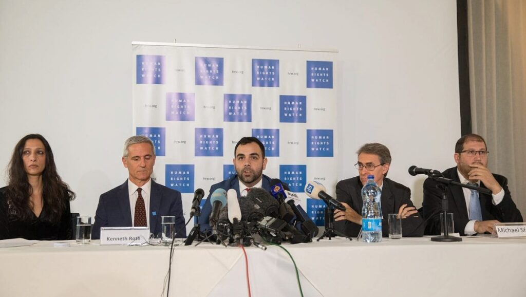 Omar Shakir (mi.) hat seine Ämter bei Human Rights Watch niedergelegt