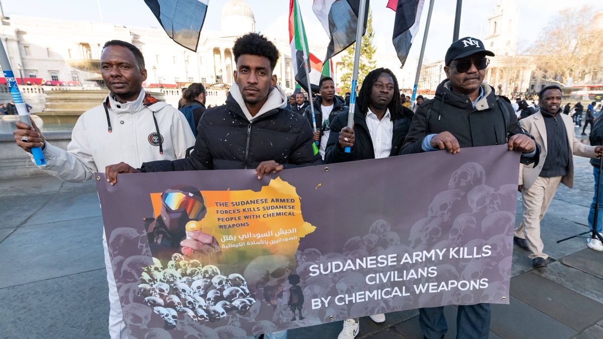 Sudanesen in London demonstrieren gegen die Kriegsverbrechen der regulären Streitkräfte des Landes