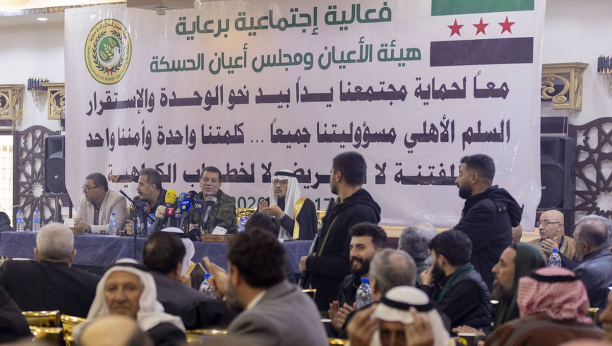 SDF-Kommandeur Mazlum Abdu bei einem Treffen mit Stammesführern in Hasaka im Nordosten Syriens
