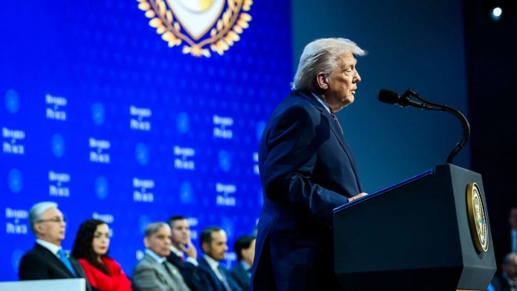 US-Präsident Trump bei der Unterzeichnung der Charta für den Gaza Friedensrat in Davos
