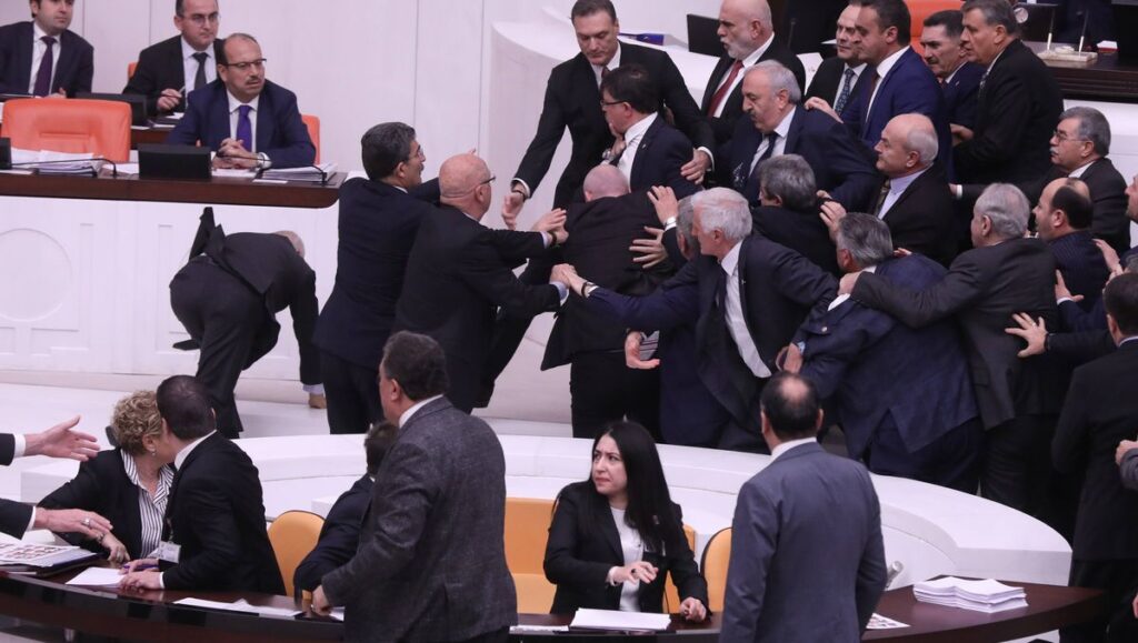 Türkei: Prügelei im Parlament