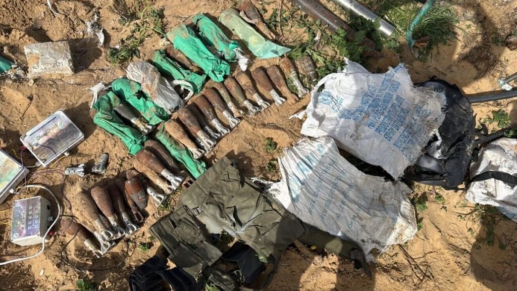 Von israelischen Soldaten gefundene Mörsergranaten und andere Munition, die in UNRWA-Säcken versteckt waren
